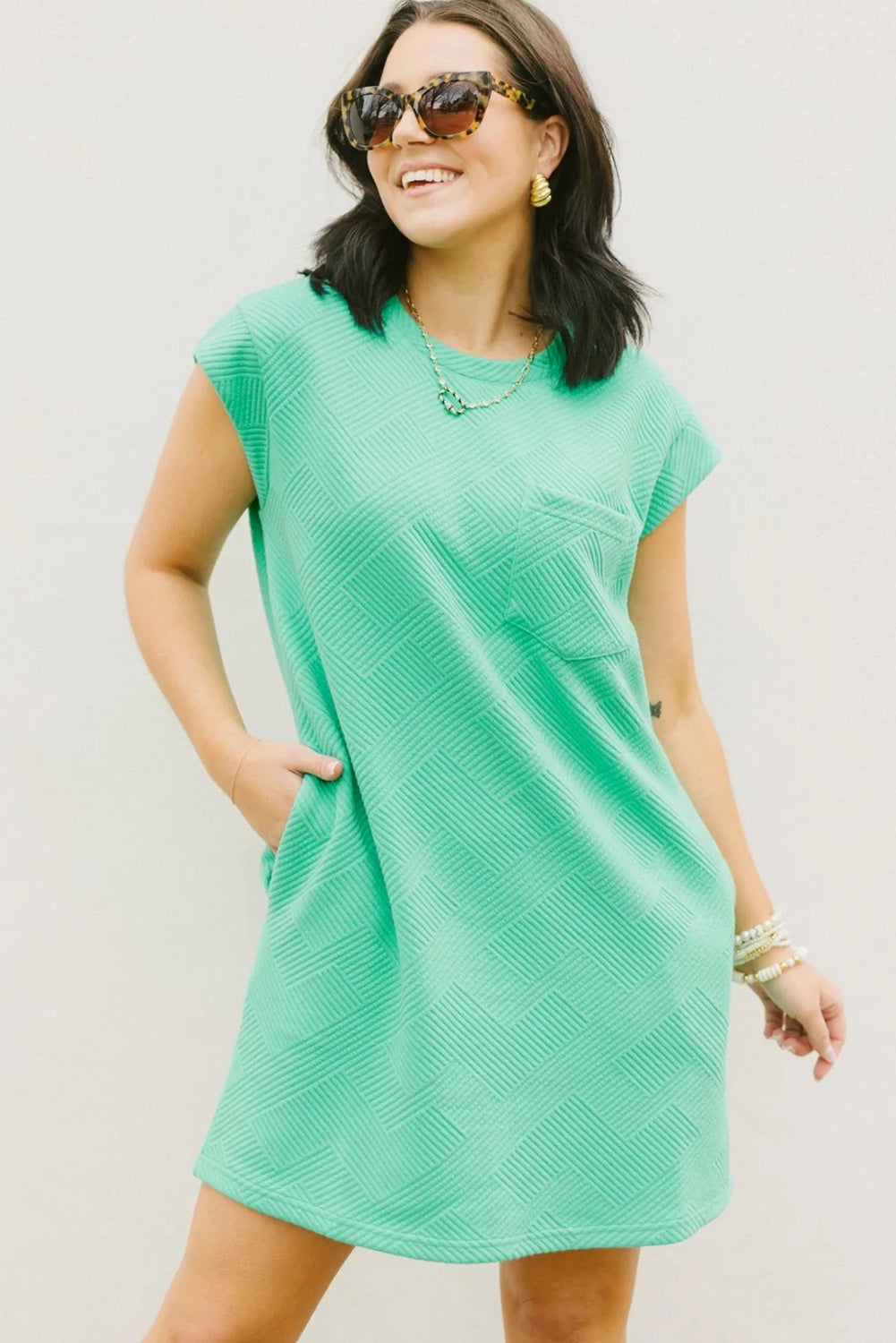 Mintgroene T-shirtjurk met getextureerde kapmouw