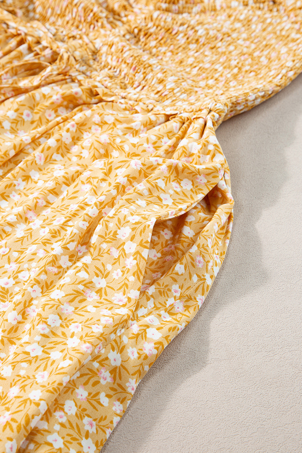 Gele maxi-jurk met gesmokte hoge taille en bloemen