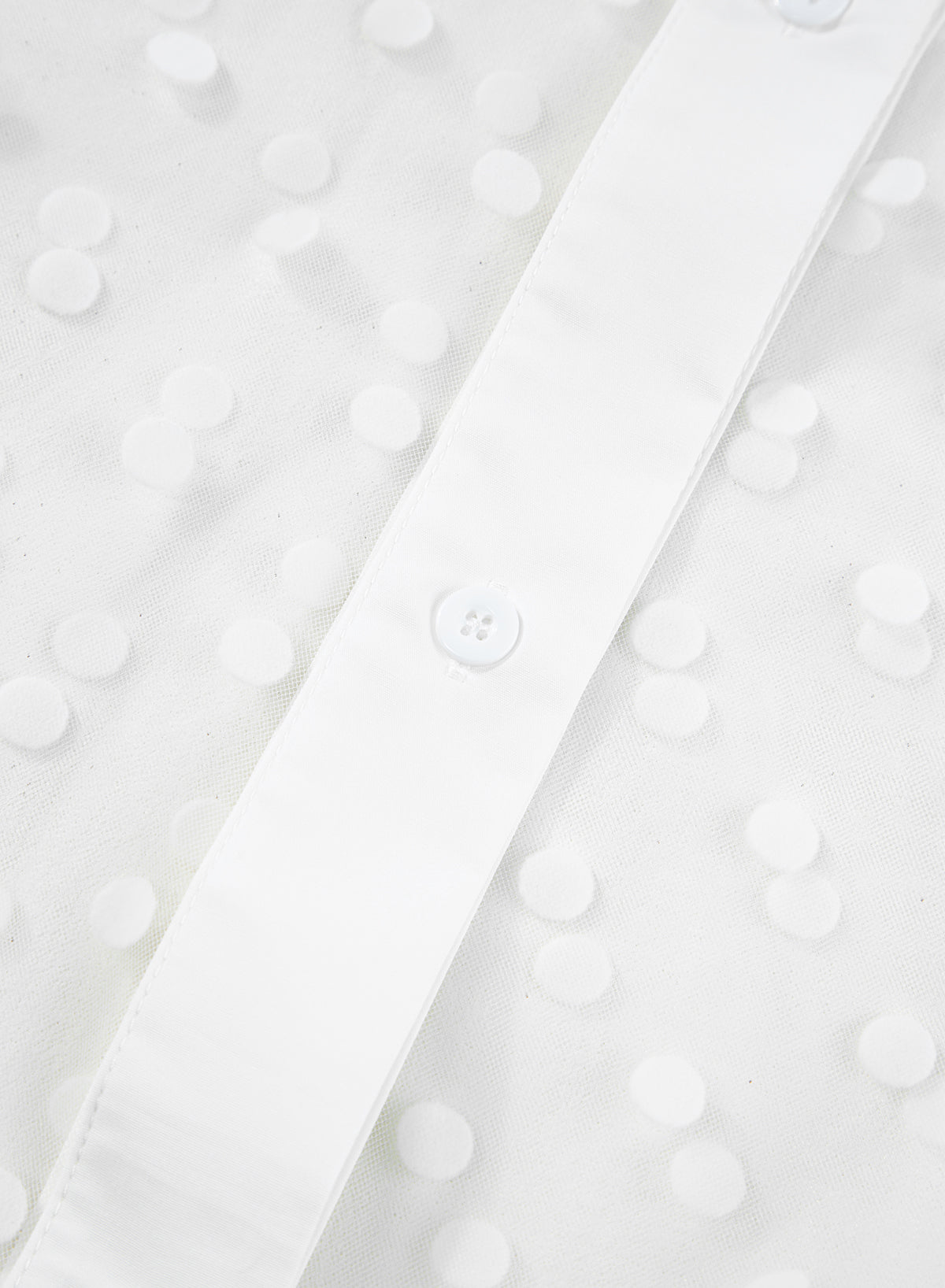 Witte polkadotprint met kraag en knoopsluiting van mesh stofdoekkimono