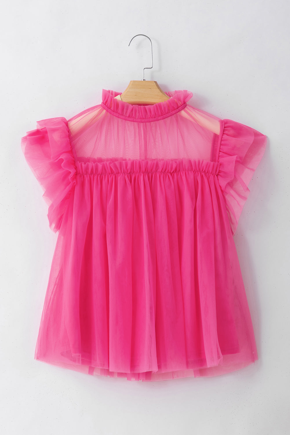 Uitlopende babydollblouse van aardbeiroze tule met ruches aan de mouwen