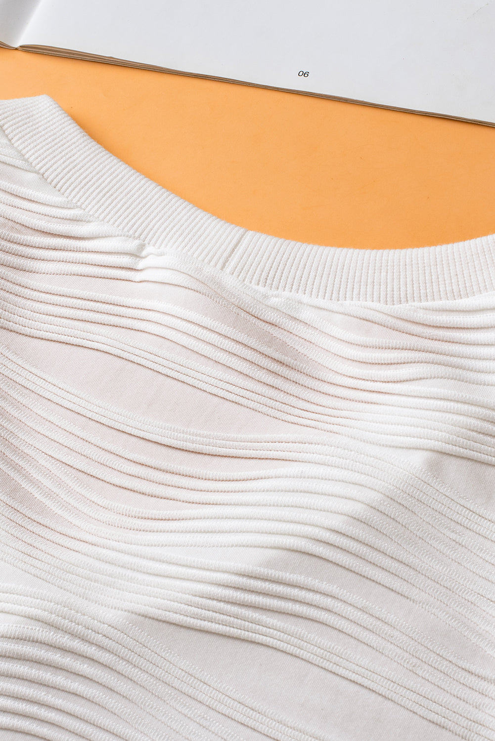 Witte effen kleur getextureerde top met V-hals en korte mouwen