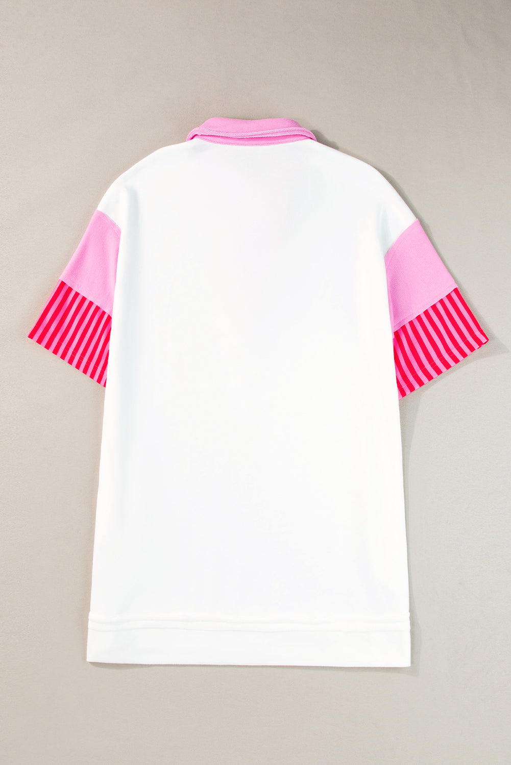 T-shirtjurk met witte strepen en colorblock-patchwork met korte mouwen