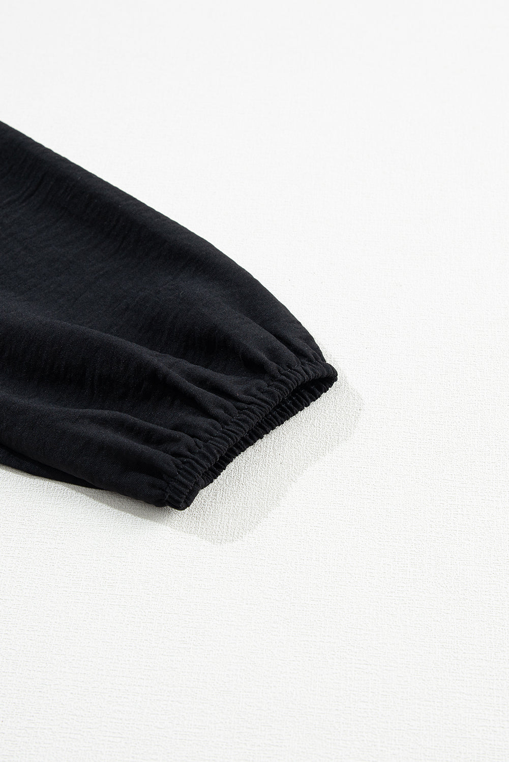 Zwarte blouse met ruches en ruches en bubbelmouwen