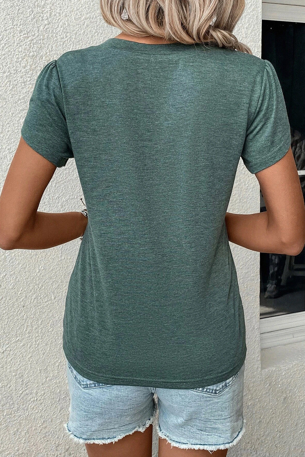 Mistgroen mode T-shirt met V-hals en bloemmouwen