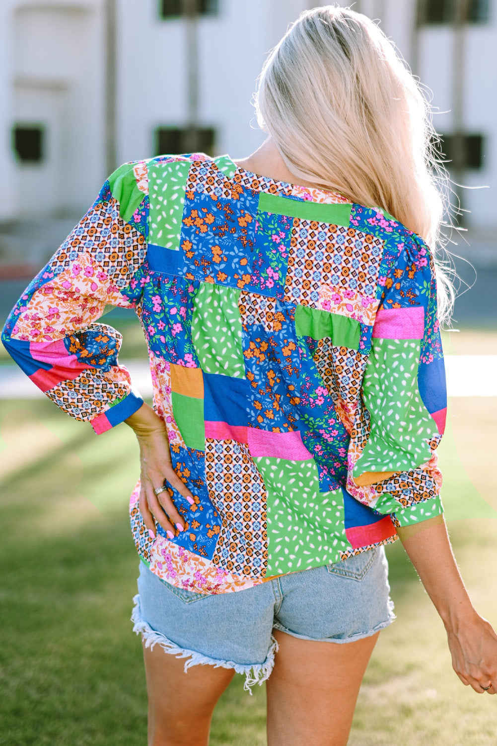 Overhemd met veelkleurige bloemen en patchwork-print en pofmouwen met knopen