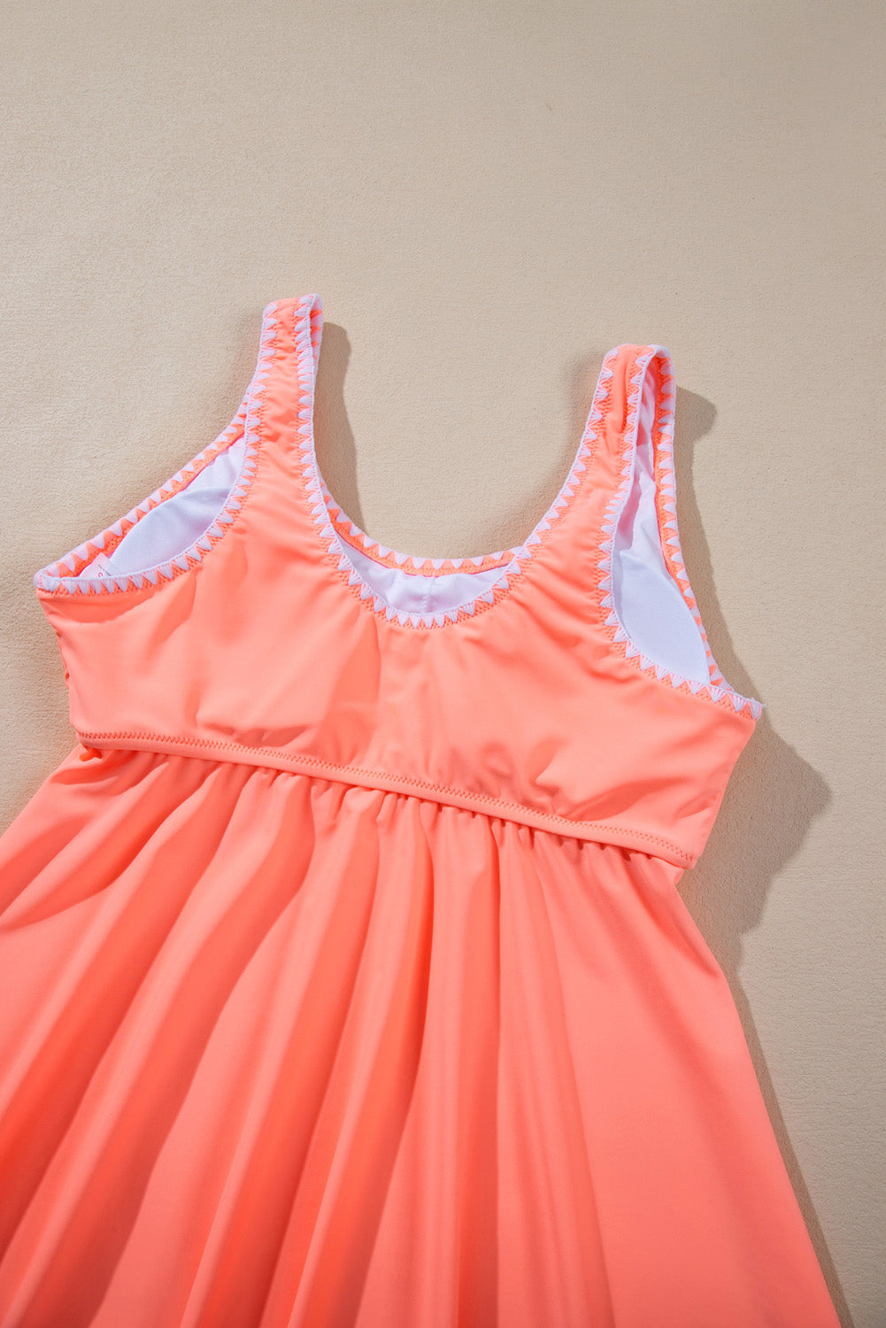 Tankini-badpak met frisse zalm en contrasterende rand met ruches en peplum-top