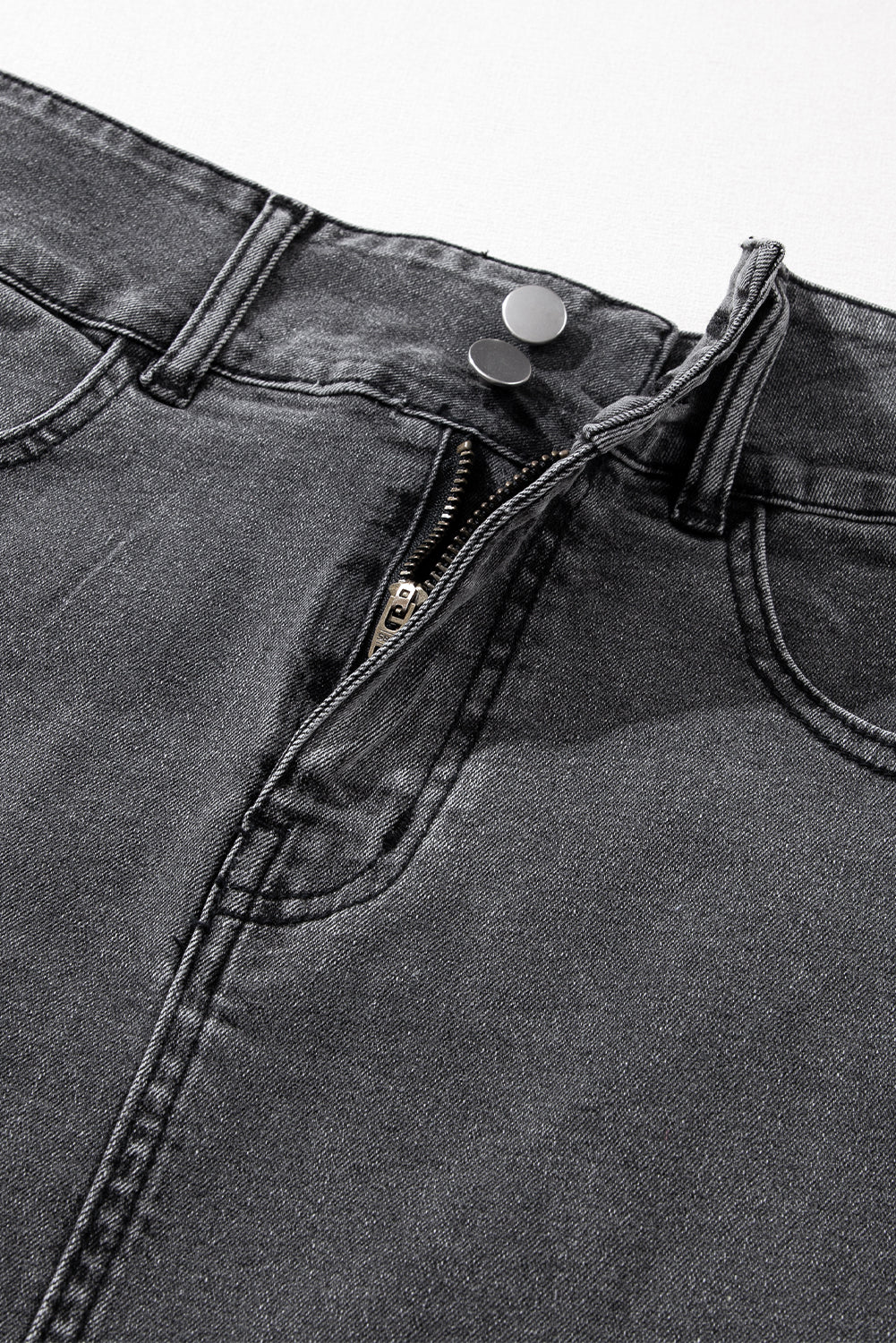 Zwarte midi-denimrok met ruwe rand en zijsplitten