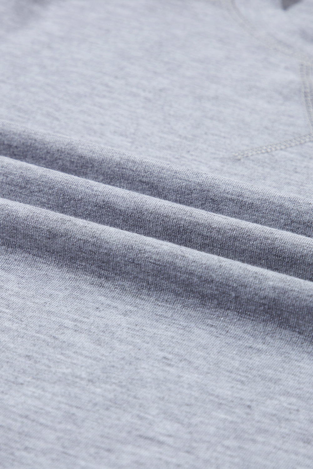 Lichtgrijze T-shirtjurk met kanten bloemenpatchwork en ruches