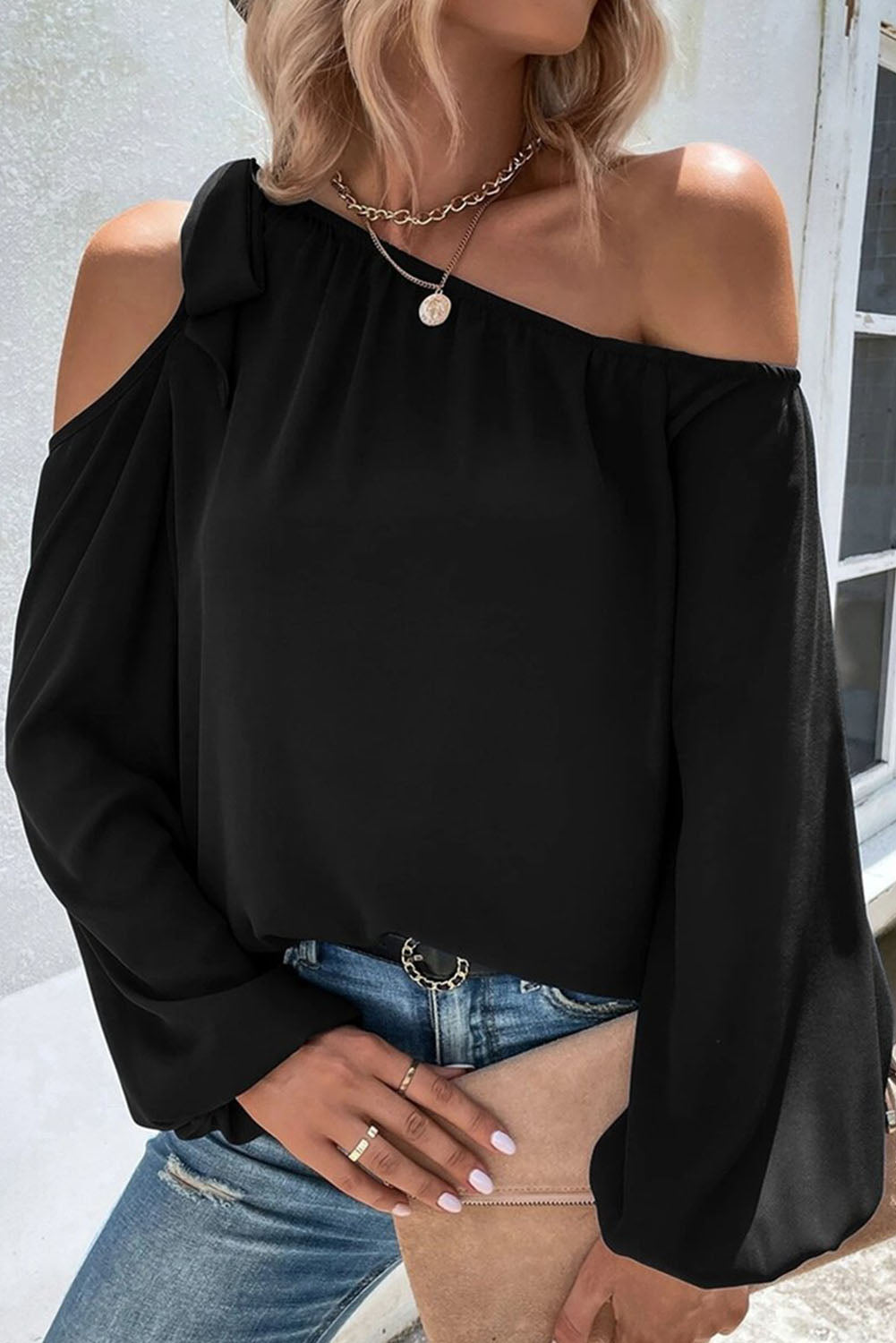 Zwart geknoopte asymmetrische off-shoulder blouse