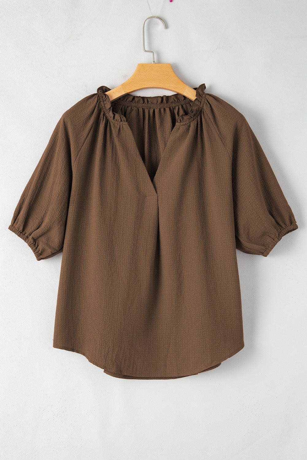 Cichorei koffie ruches split hals gekreukelde blouse met pofmouwen