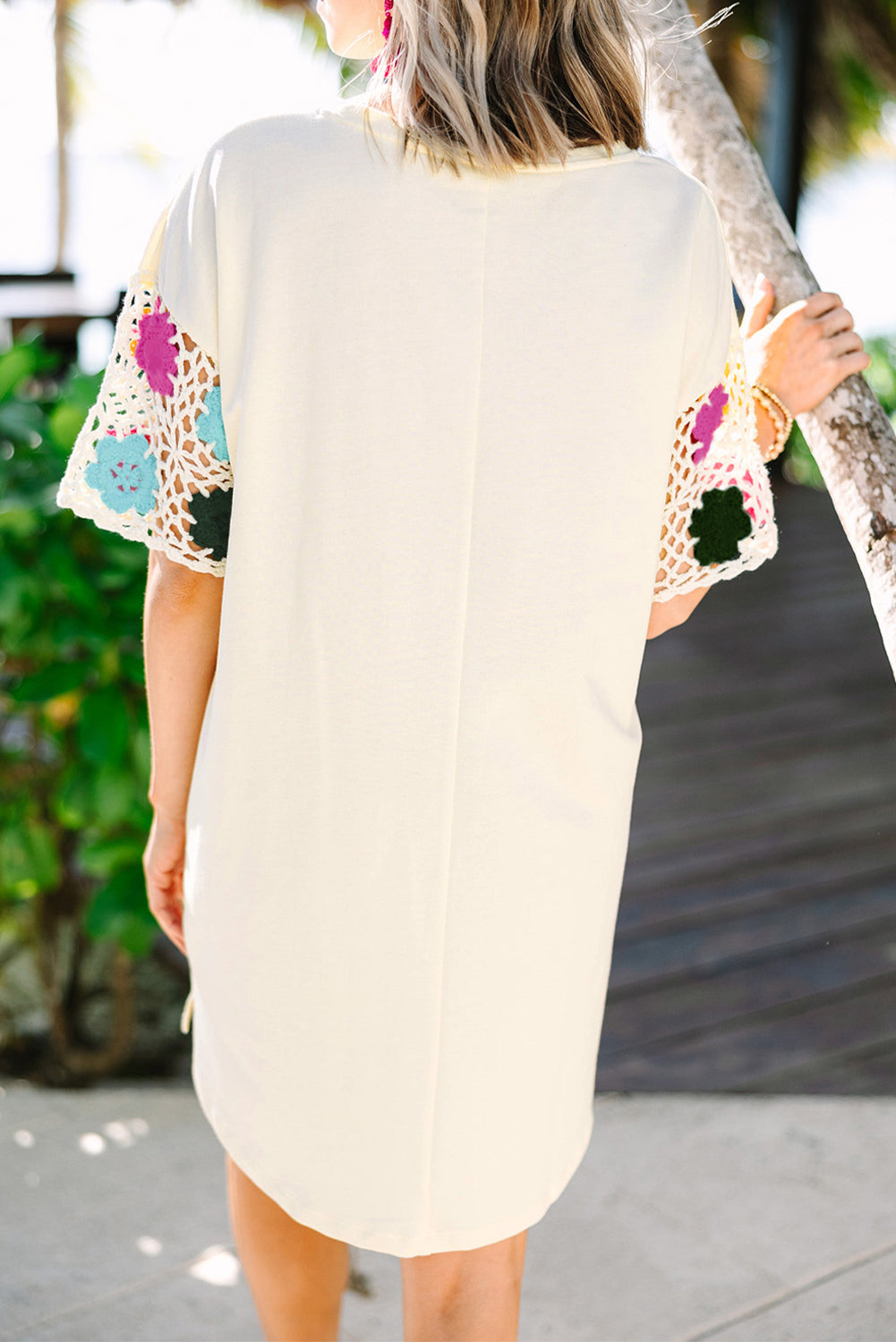 Witte bloemen gehaakte T-shirtjurk met splitmouwen