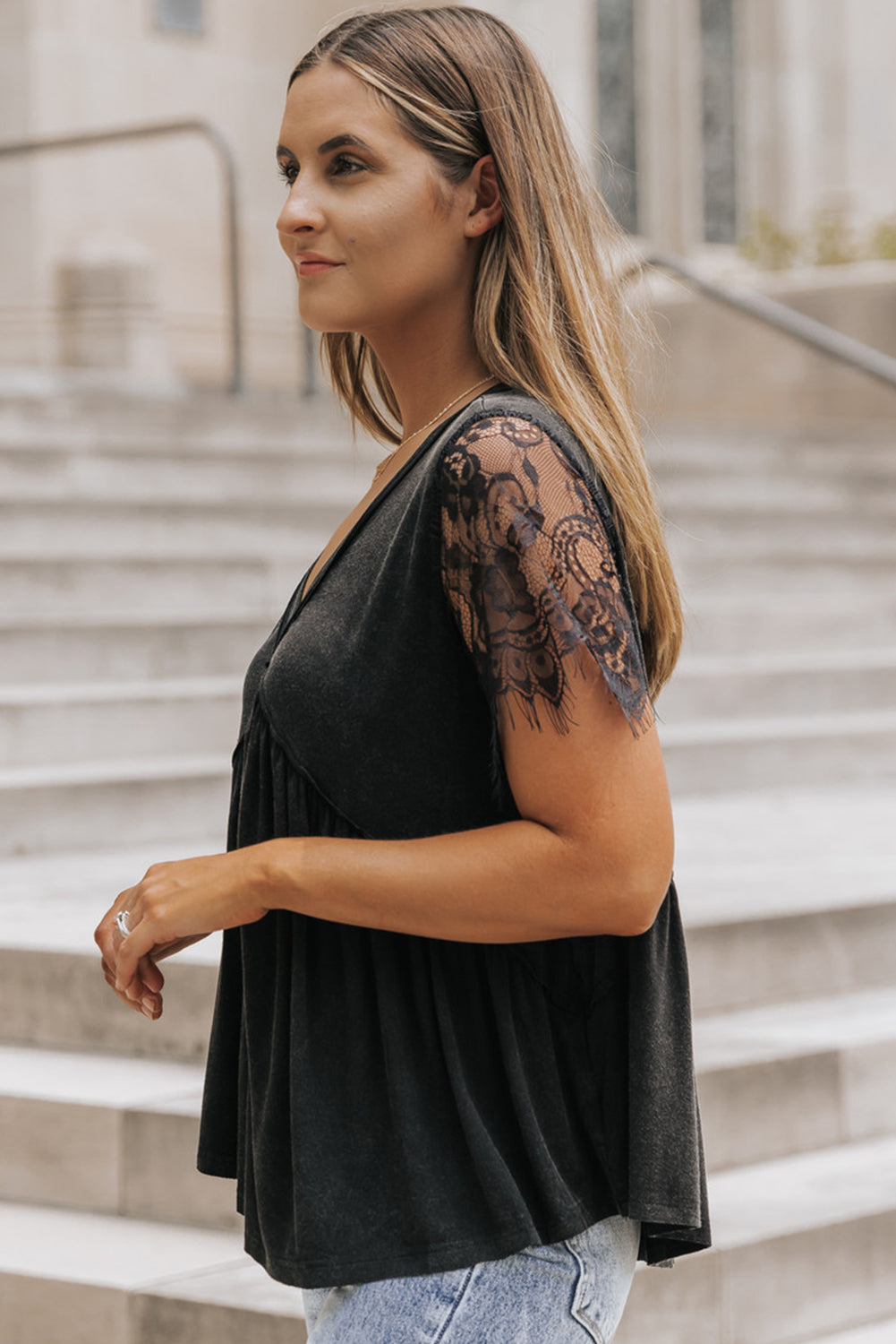 Zwarte babydoll-top met kanten mouwen en V-hals en ruches