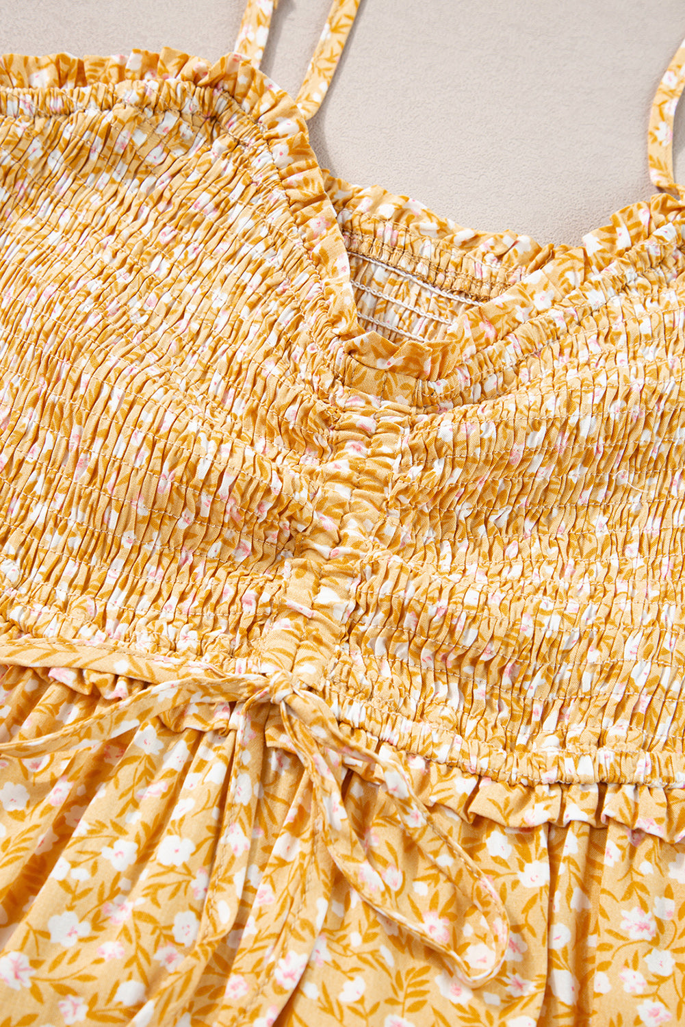 Gele maxi-jurk met gesmokte hoge taille en bloemen