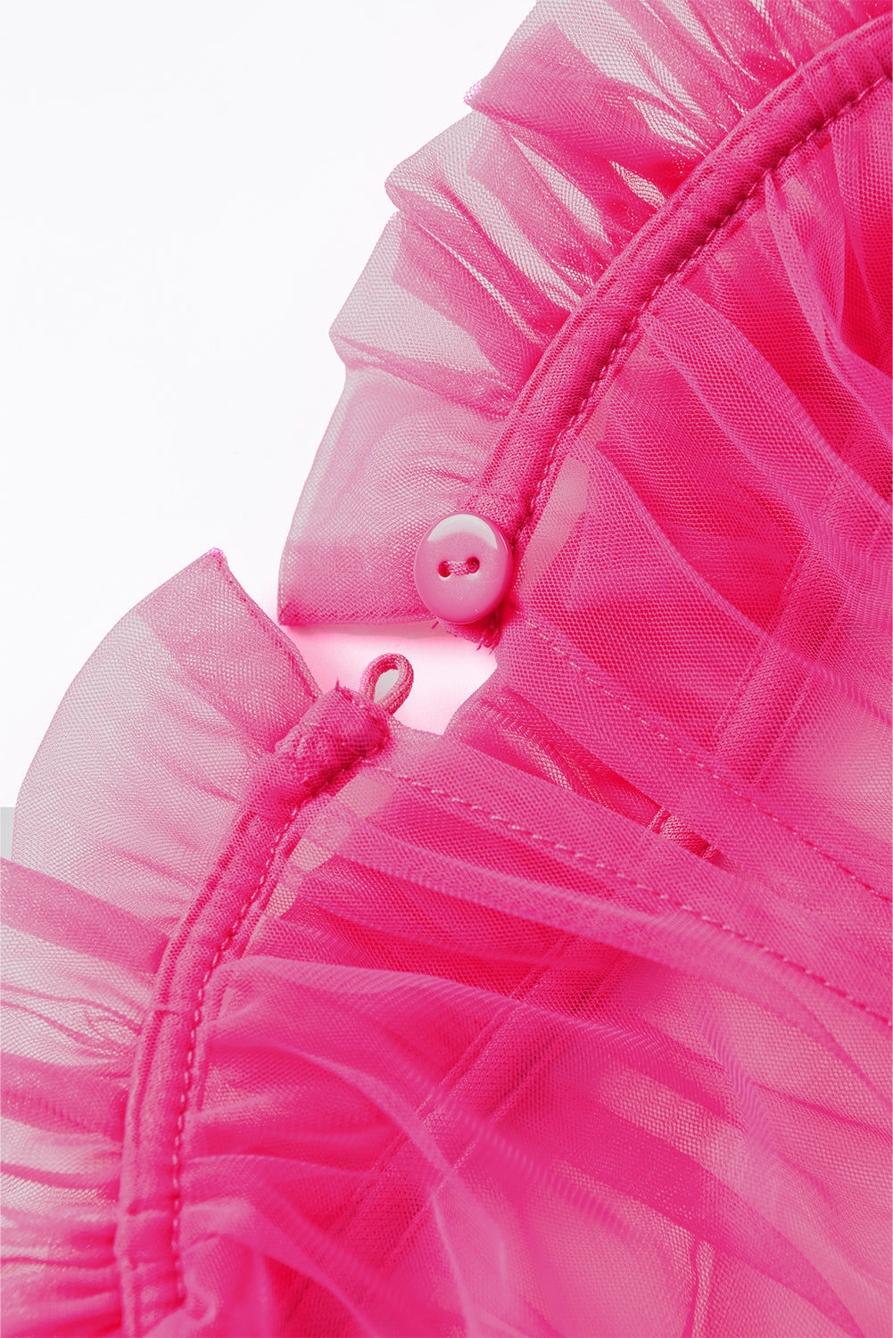 Uitlopende babydollblouse van aardbeiroze tule met ruches aan de mouwen