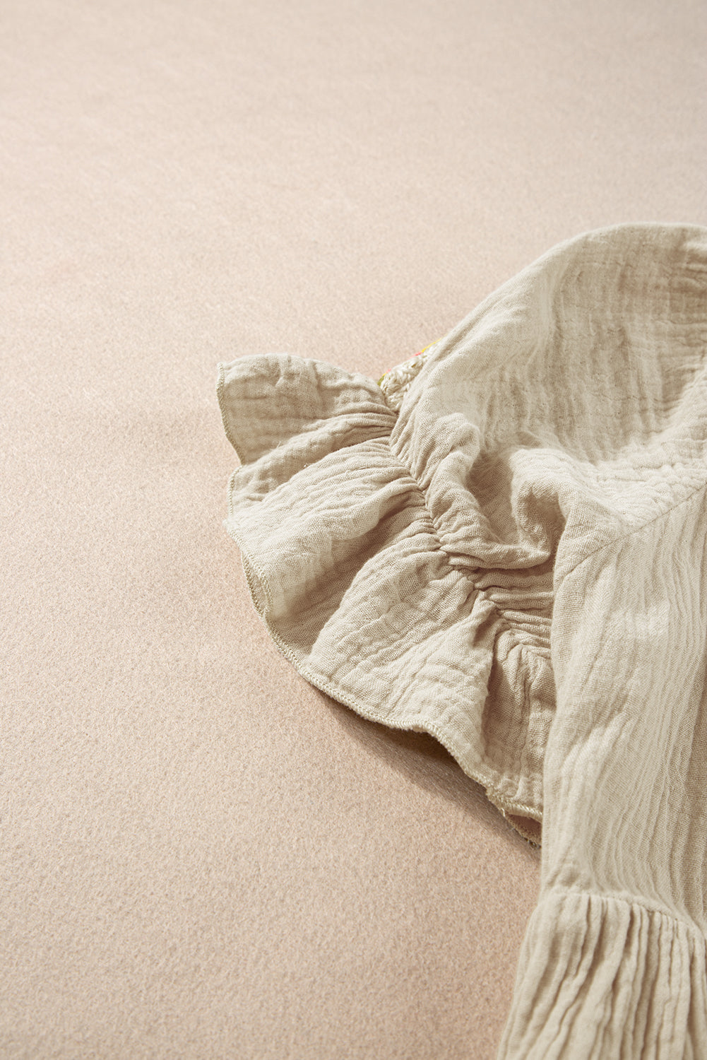 Rookgrijze, gekreukelde, geborduurde blouse met bellenmouwen en gestrikte hals
