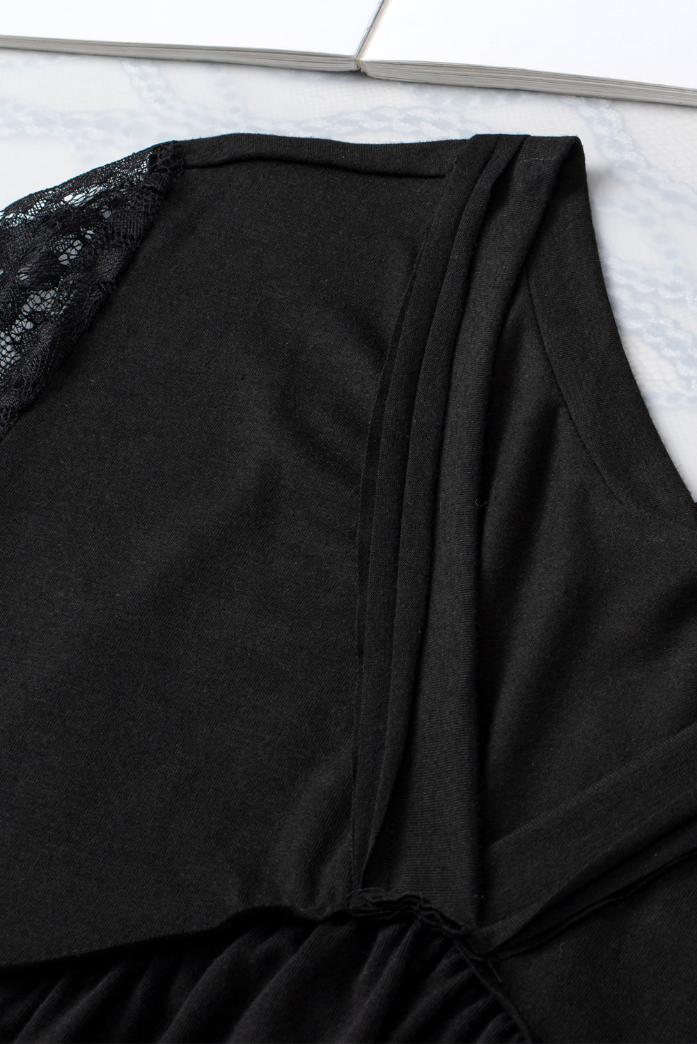 Zwarte babydoll-top met kanten mouwen en V-hals en ruches