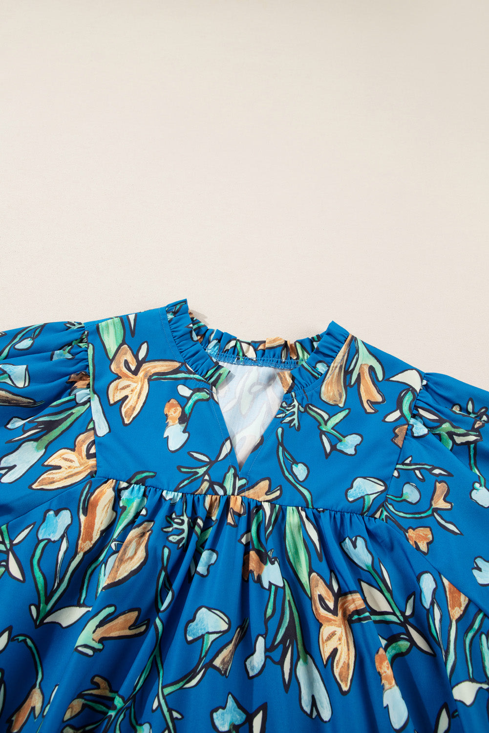 Blauwe bloemen ingekeed v nek halve mouw plus size blouse