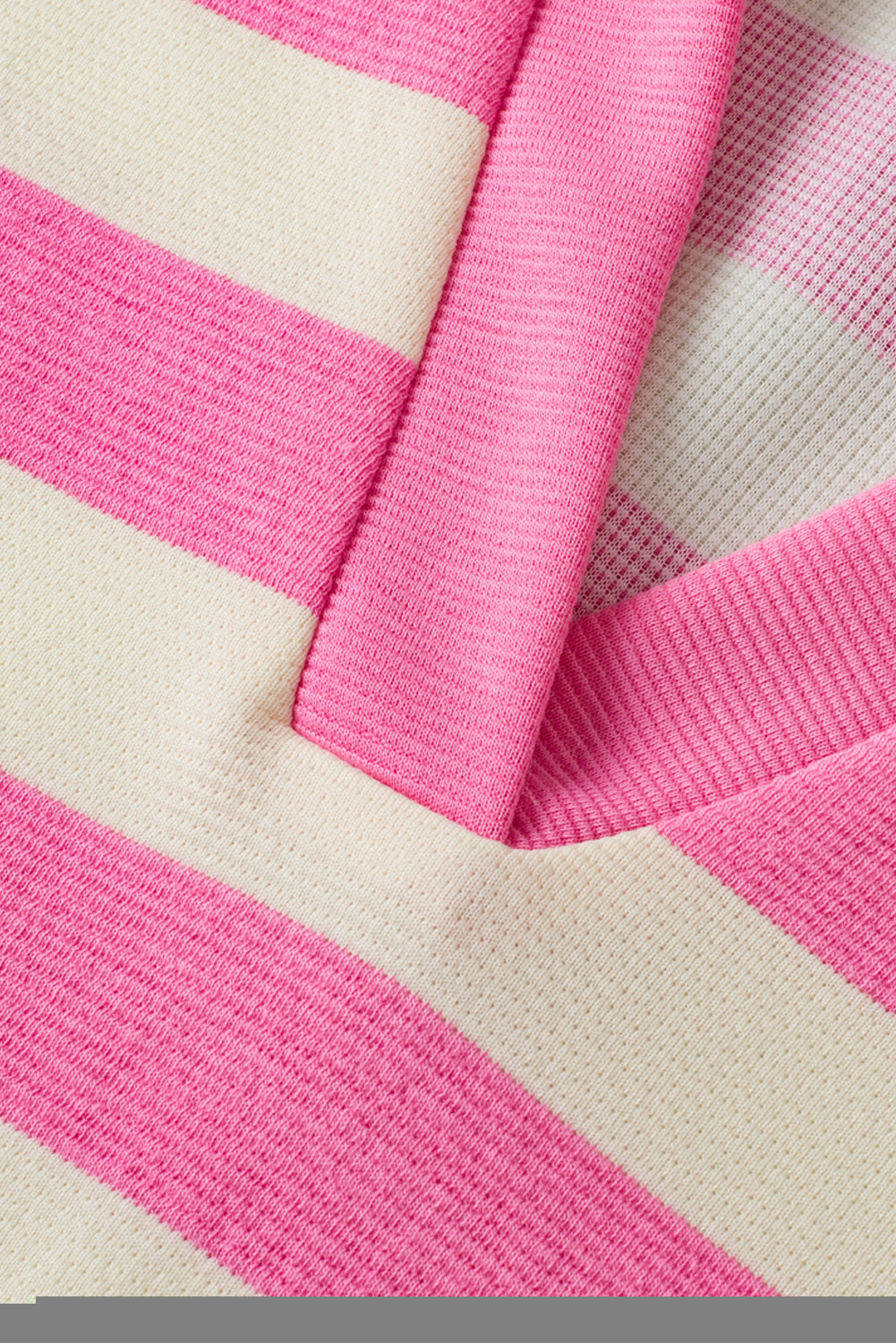 Roze gestreepte top met V-hals en kapmouw