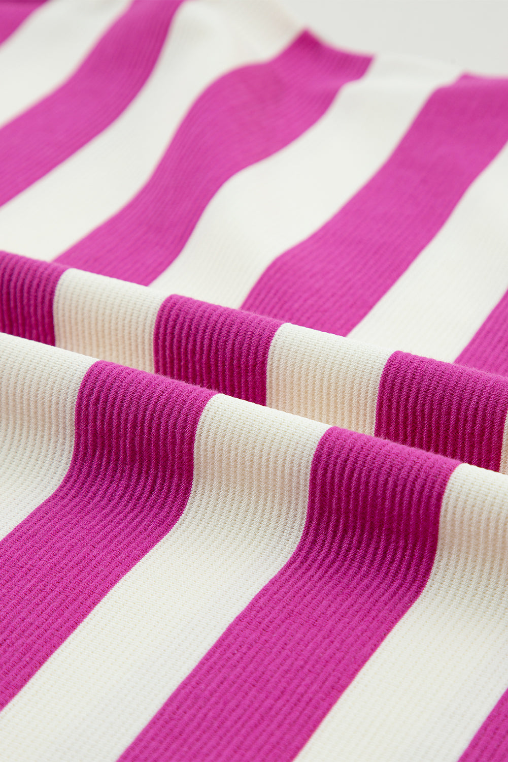 Roze gestreepte T-shirtjurk met kapmouwen en zakken