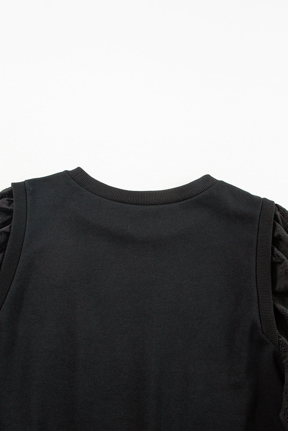 Zwart getextureerd sweatshirt met ronde hals en patchwork