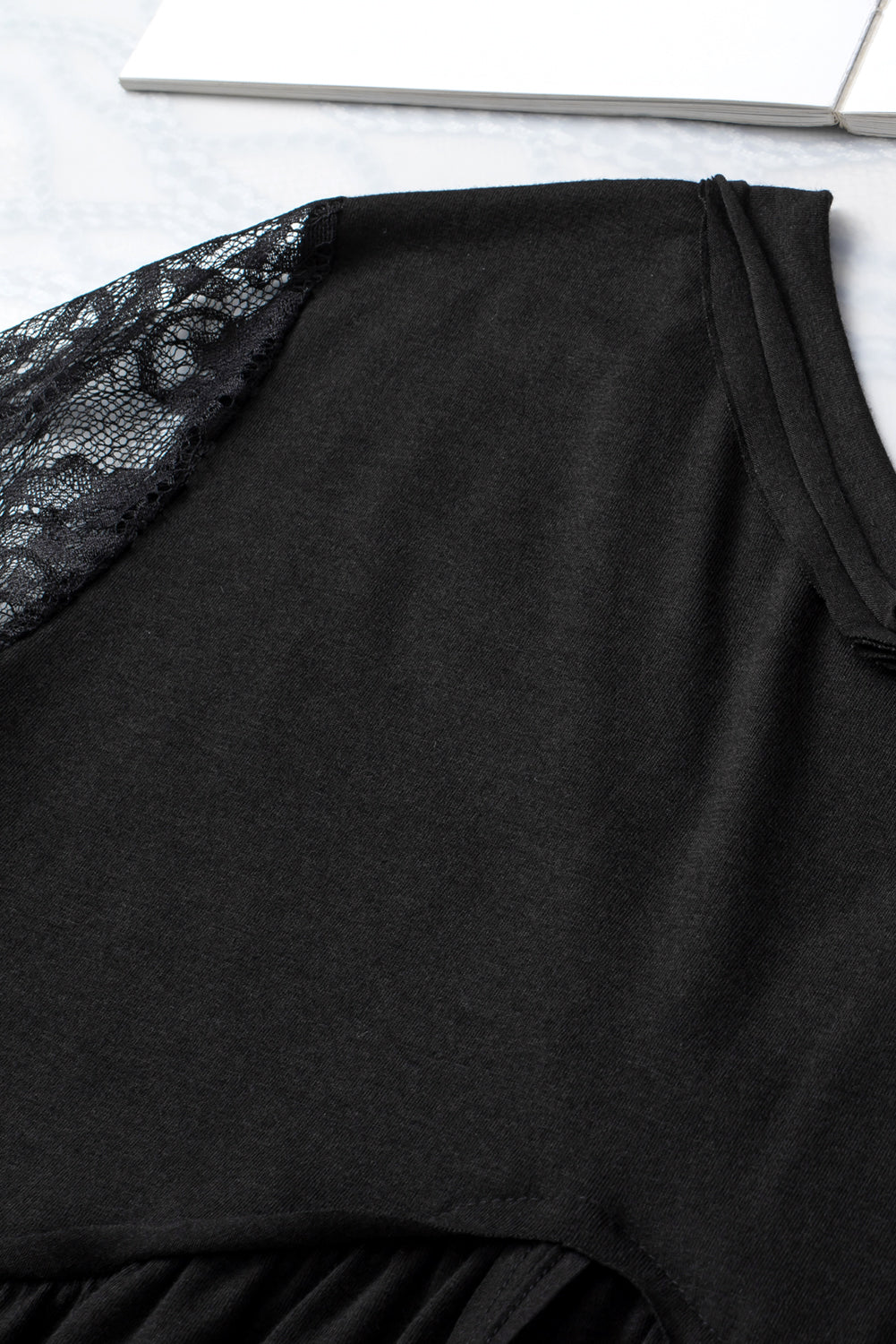 Zwarte babydoll-top met kanten mouwen en V-hals en ruches