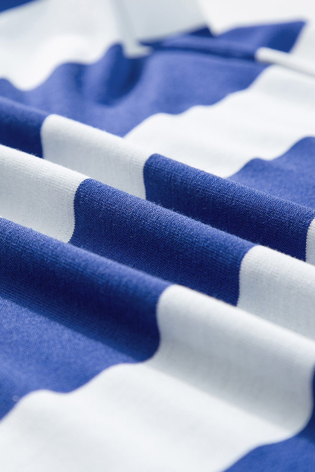 Hemelsblauwe T-shirtjurk met contrasterende strepen en ruches aan de mouwen