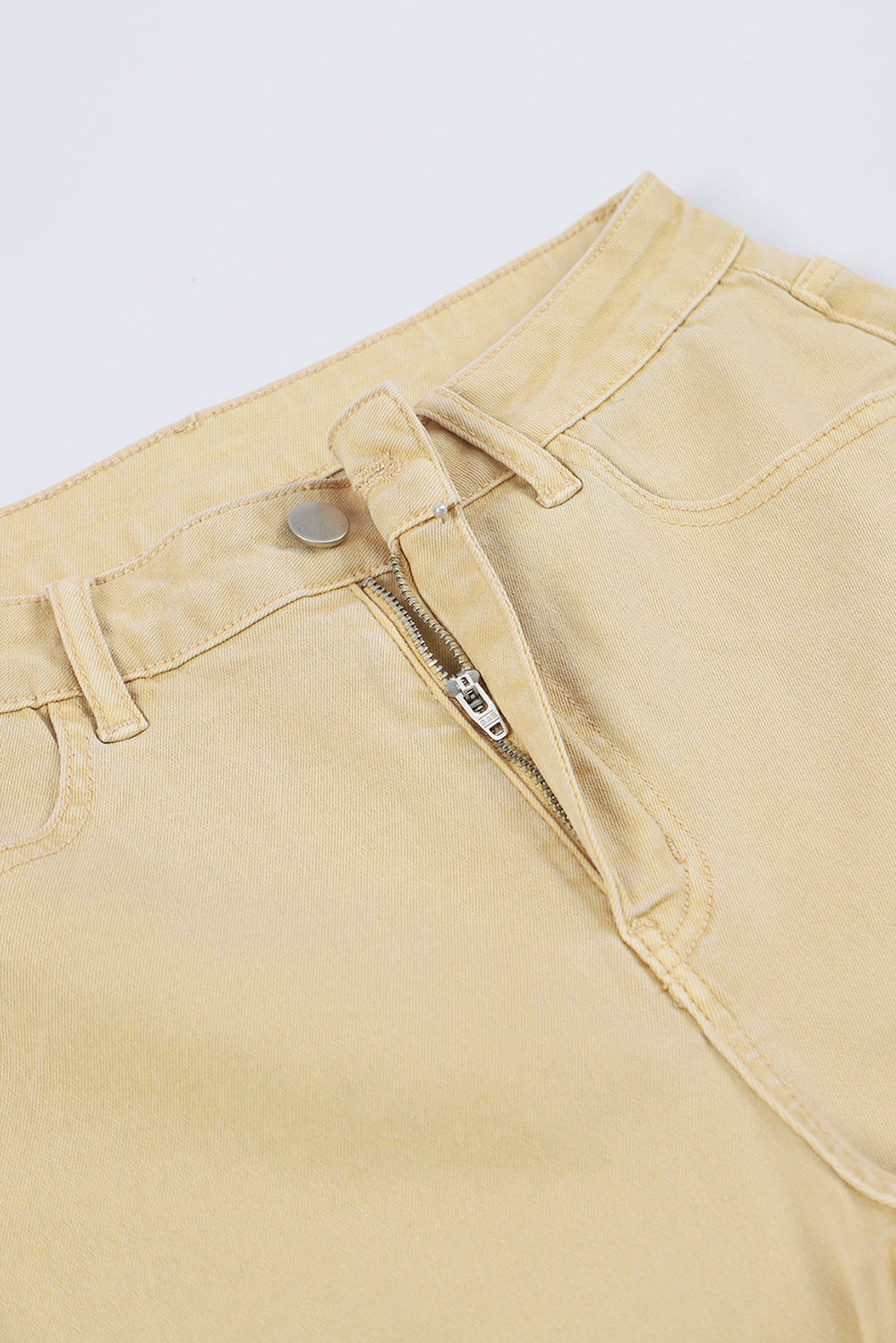 Kaki uitlopende jeans met ruwe rand en middelhoge taille