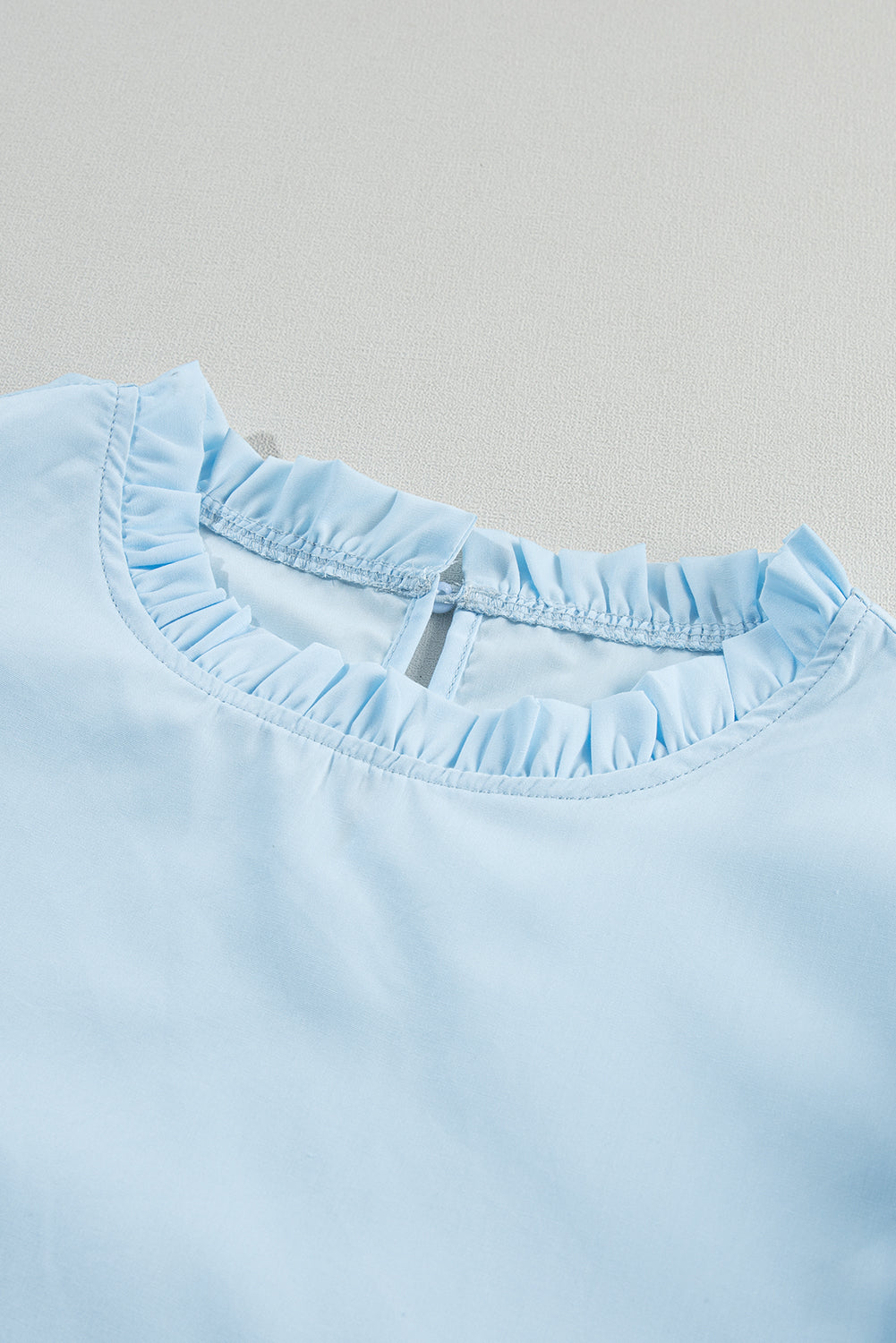 Beau blauwe gelaagde Ric Rac-blouse met kapmouwen en gevulde nek