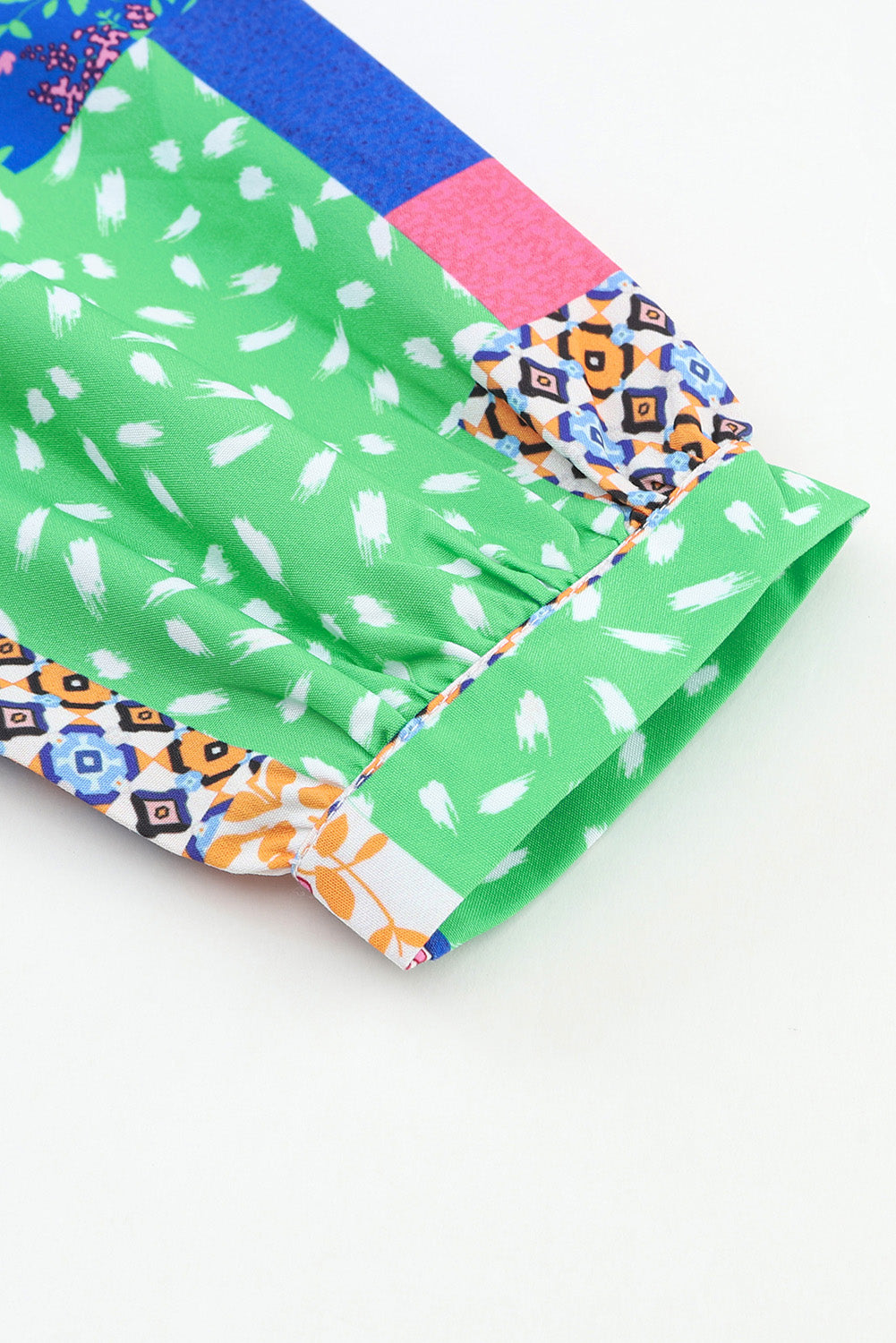 Overhemd met veelkleurige bloemen en patchwork-print en pofmouwen met knopen