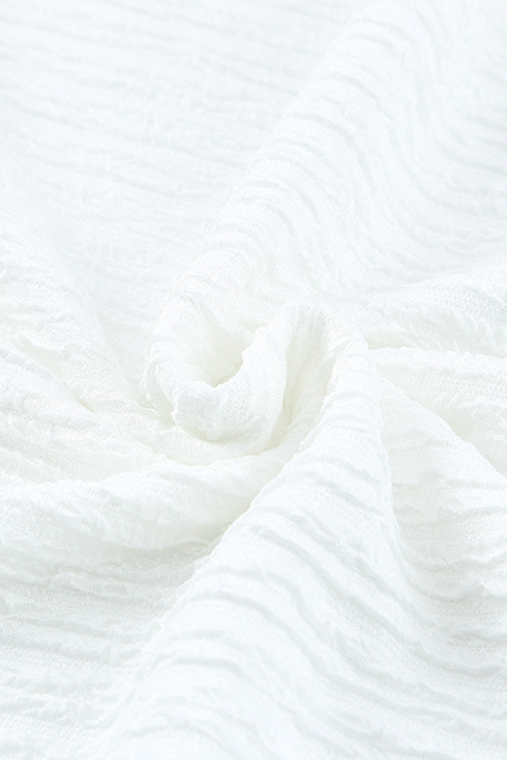 Witte blouse met gesmokte hals en bisschopsmouwen met ruches