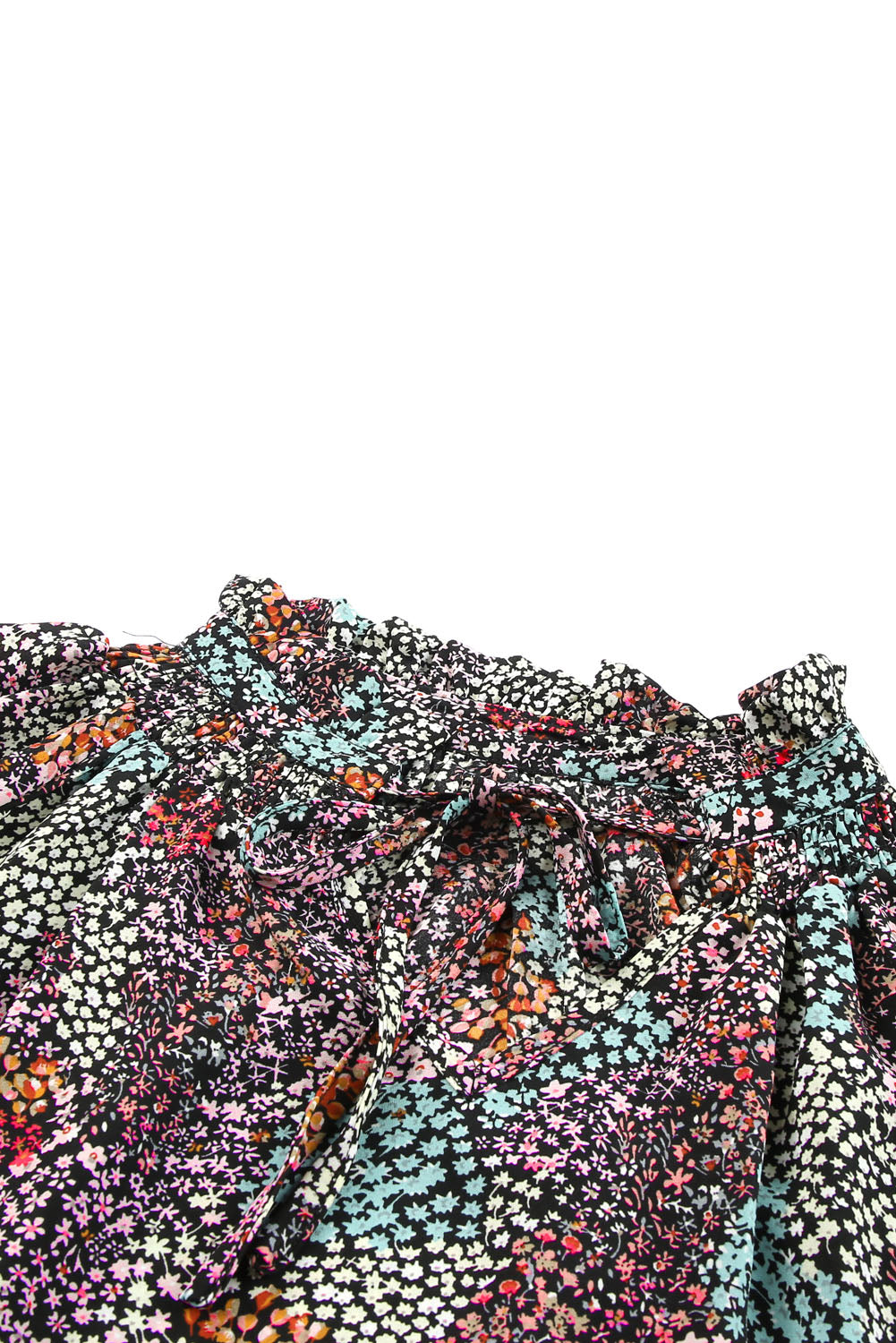 Veelkleurige, levendige, gebloemde blouse met V-hals en pofmouwen
