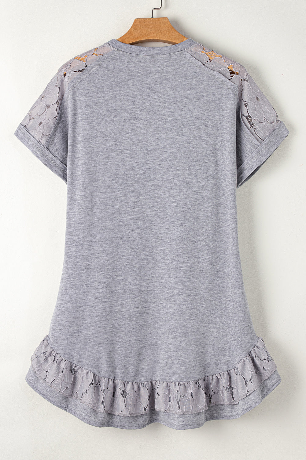 Lichtgrijze T-shirtjurk met kanten bloemenpatchwork en ruches
