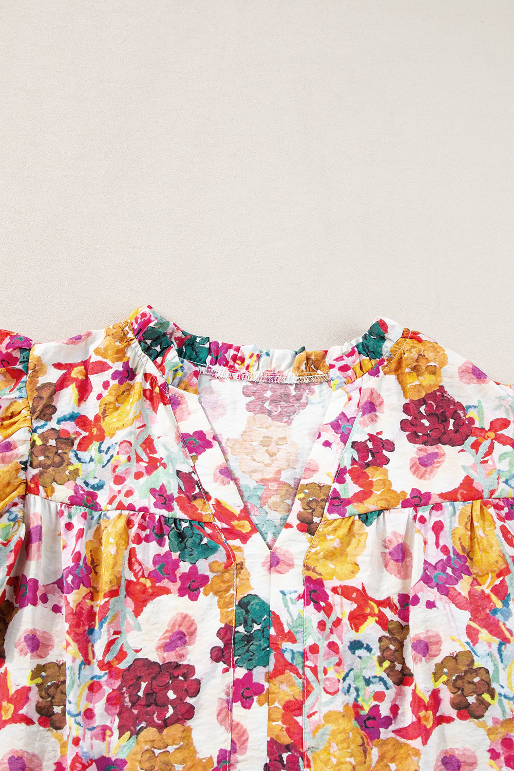 Paarse bloemenprint jurk met splitnek en fladdermouwen