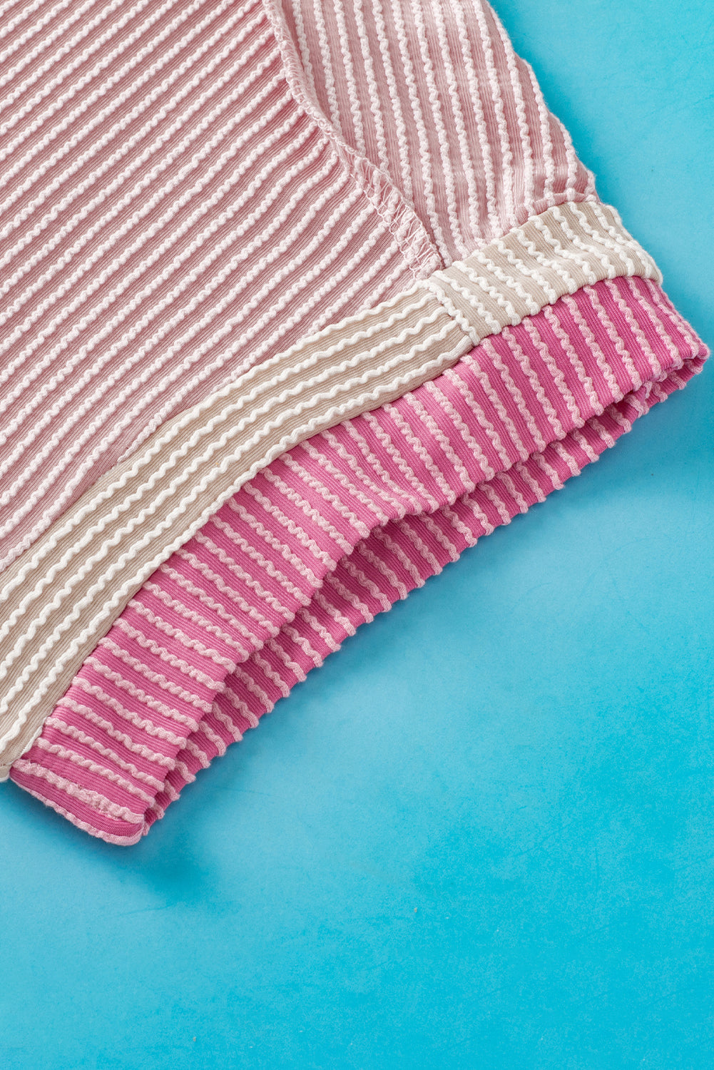 Lichtroze T-shirt met ronde hals en contrasterende rand