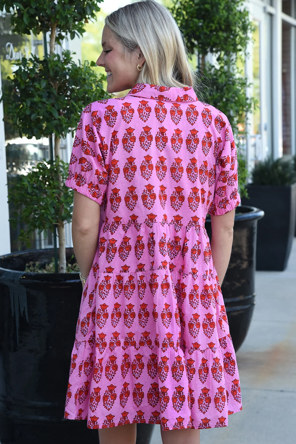 Sachet roze bloemenprint Multi -knoppen Collared Collared Flowy jurk met korte mouwen