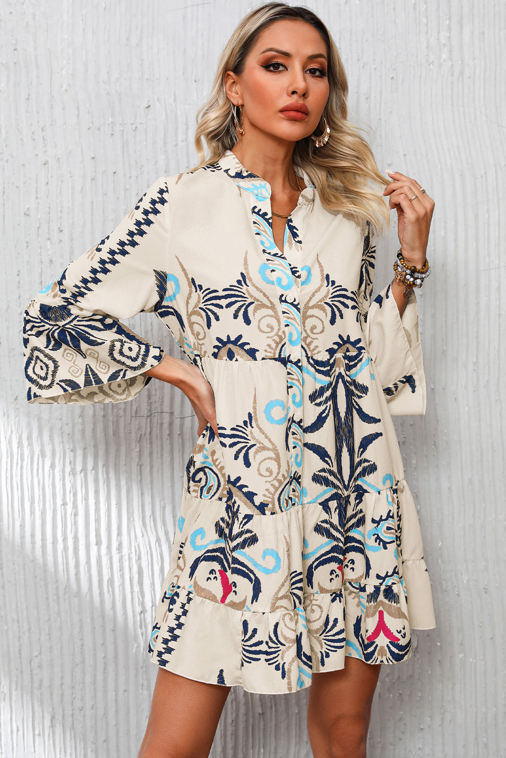 Wit bedrukte mini-jurk met tribal print, armband, mouwen en knopen