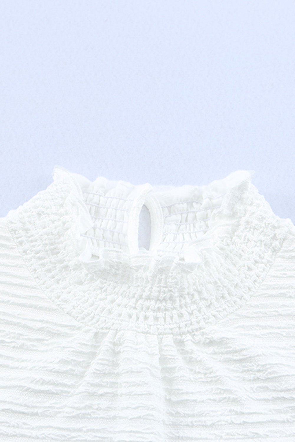 Witte blouse met gesmokte hals en bisschopsmouwen met ruches