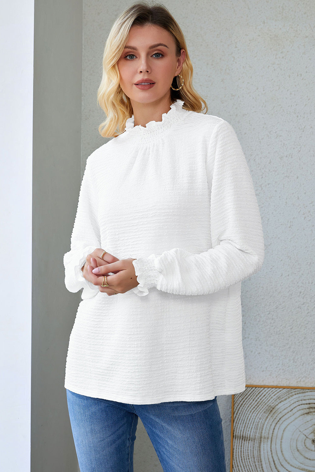 Witte blouse met gesmokte hals en bisschopsmouwen met ruches