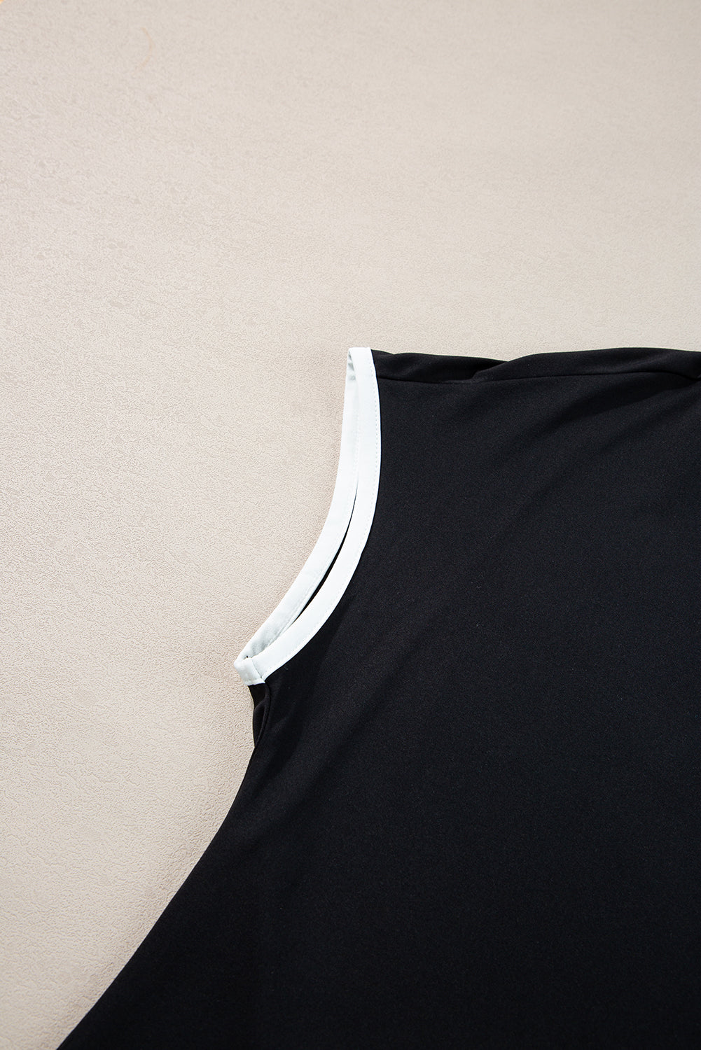 Casual tweedelige loungeset met zwarte colorblockafwerking