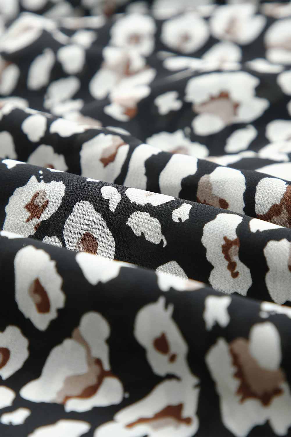 Zwarte jurk met wijde mouwen, tailleband, dubbele laag en ruches met luipaardprint met V-hals