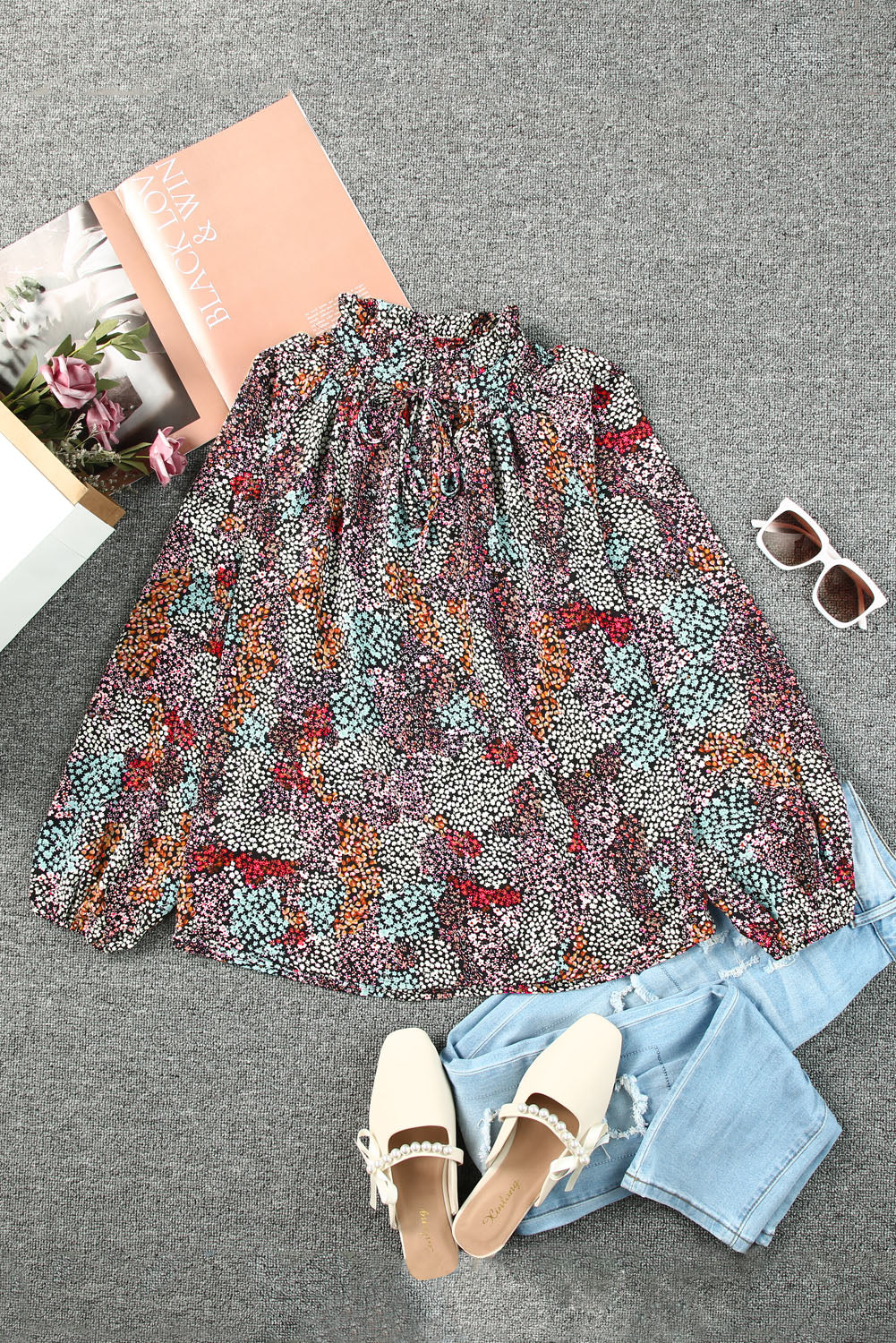Veelkleurige, levendige, gebloemde blouse met V-hals en pofmouwen