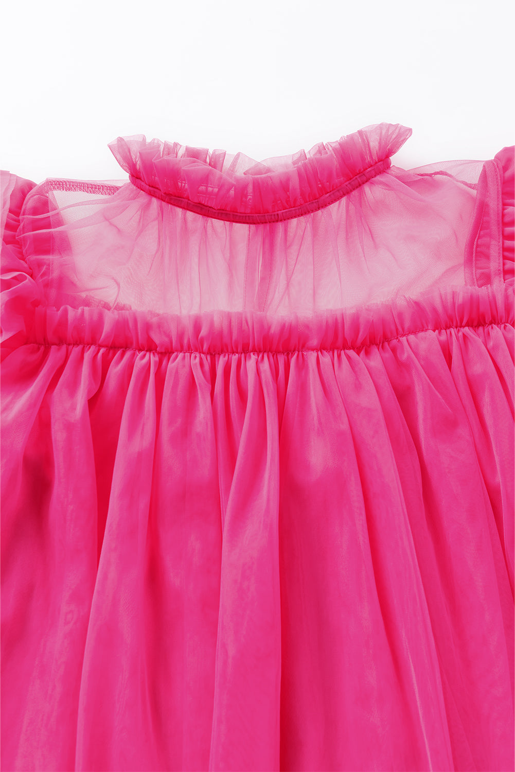 Uitlopende babydollblouse van aardbeiroze tule met ruches aan de mouwen