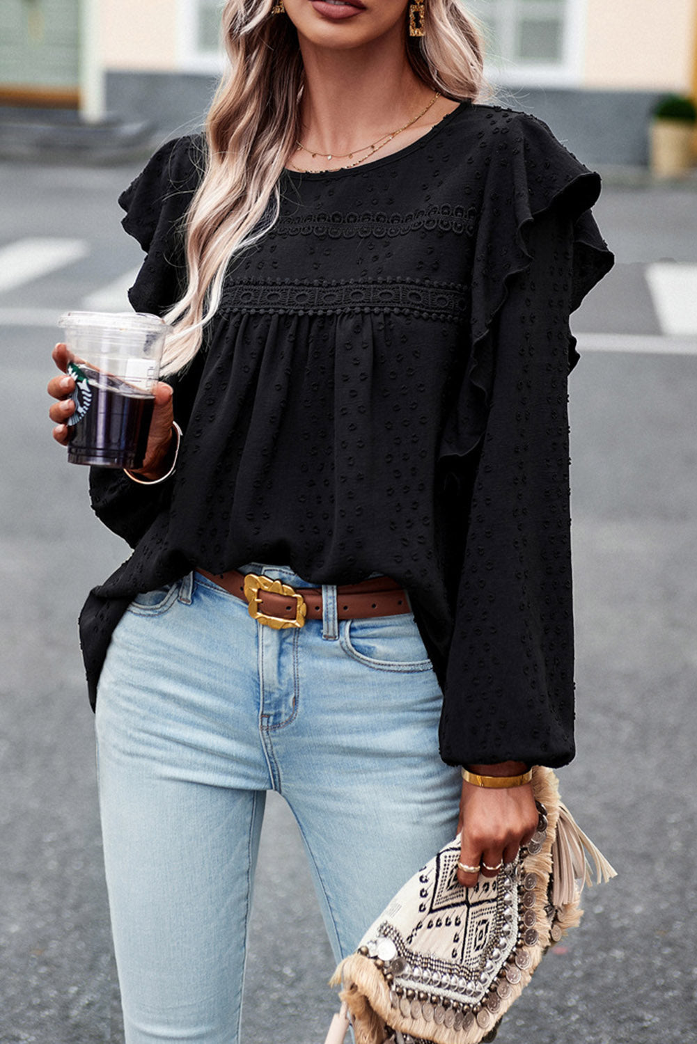 Zwarte kanten blouse met oogjes, ruches, schouder en lange mouwen