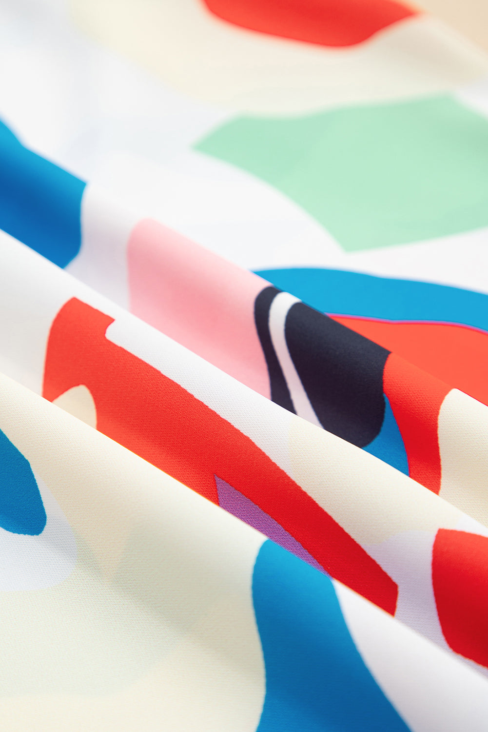 Gesmokte blouse met veelkleurige abstracte print en ruches aan de mouwen