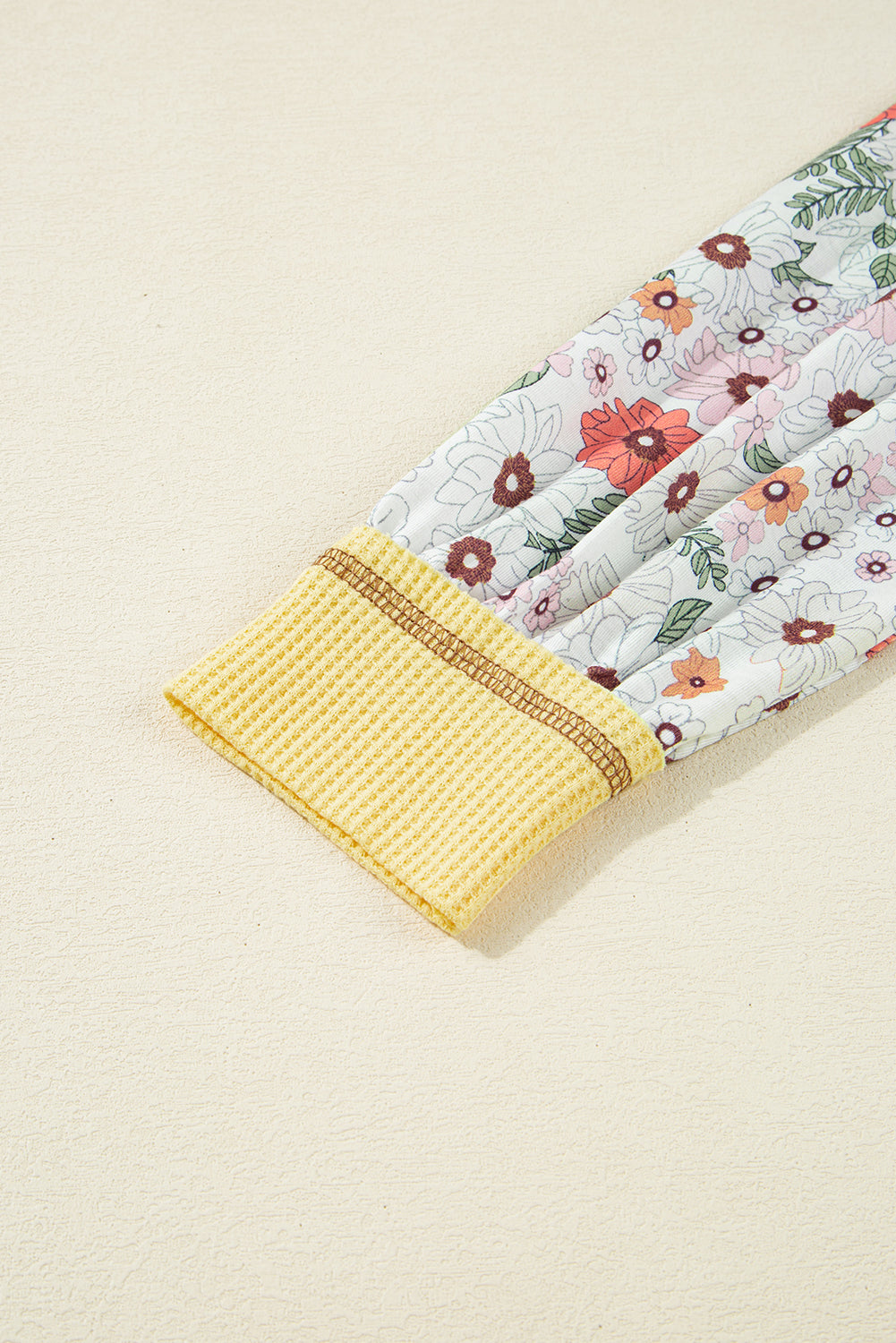 Geel bloemen patchwork wafelgebreide babydollblouse