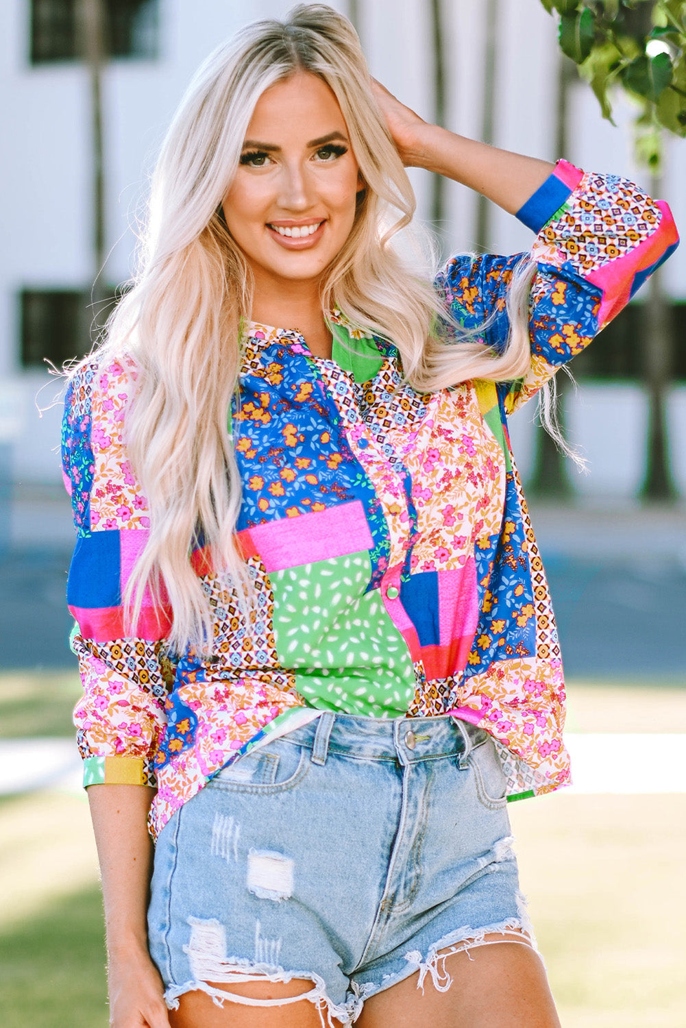 Overhemd met veelkleurige bloemen en patchwork-print en pofmouwen met knopen