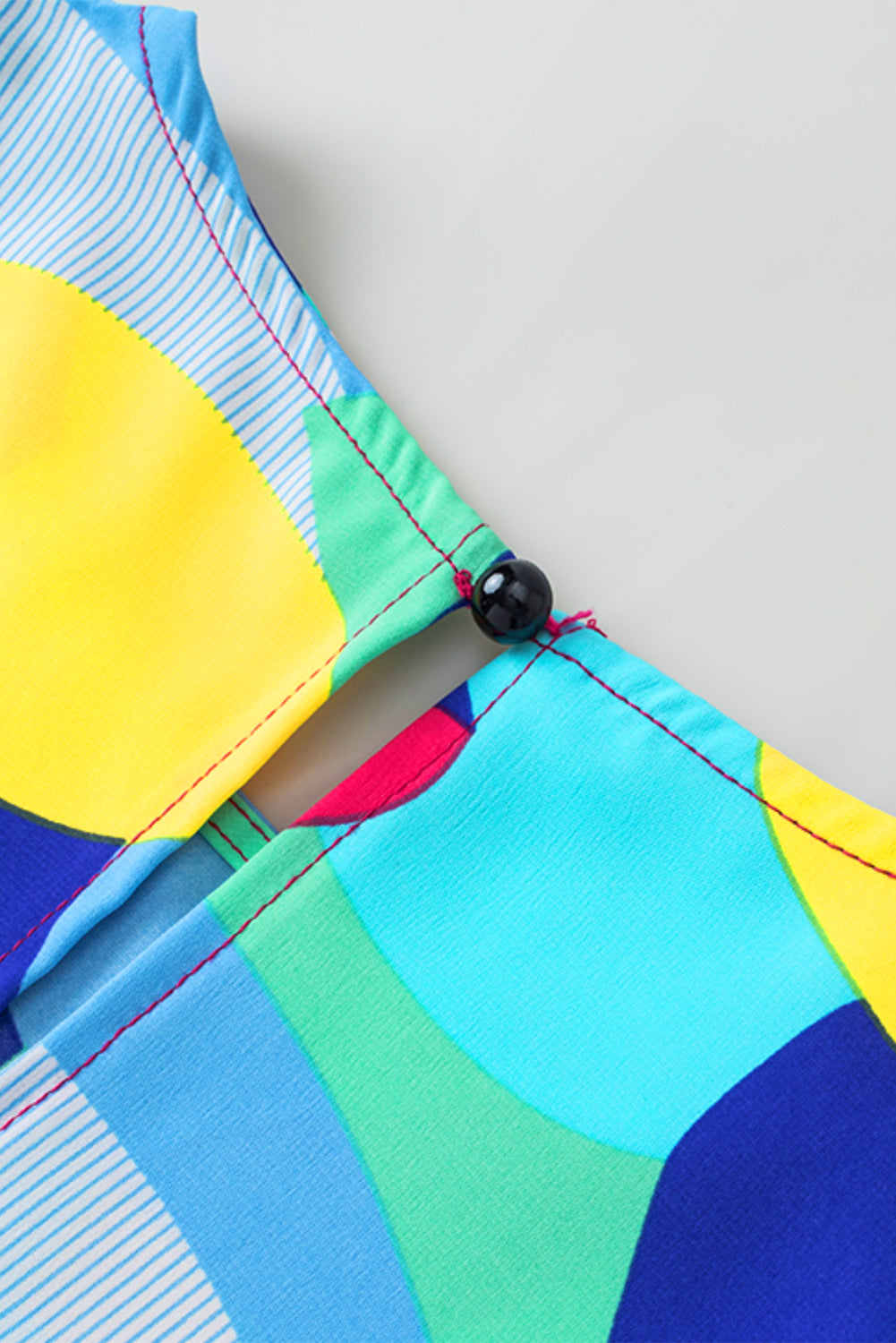 Blouse met veelkleurige abstracte print en stiksels met ruches aan de mouwen