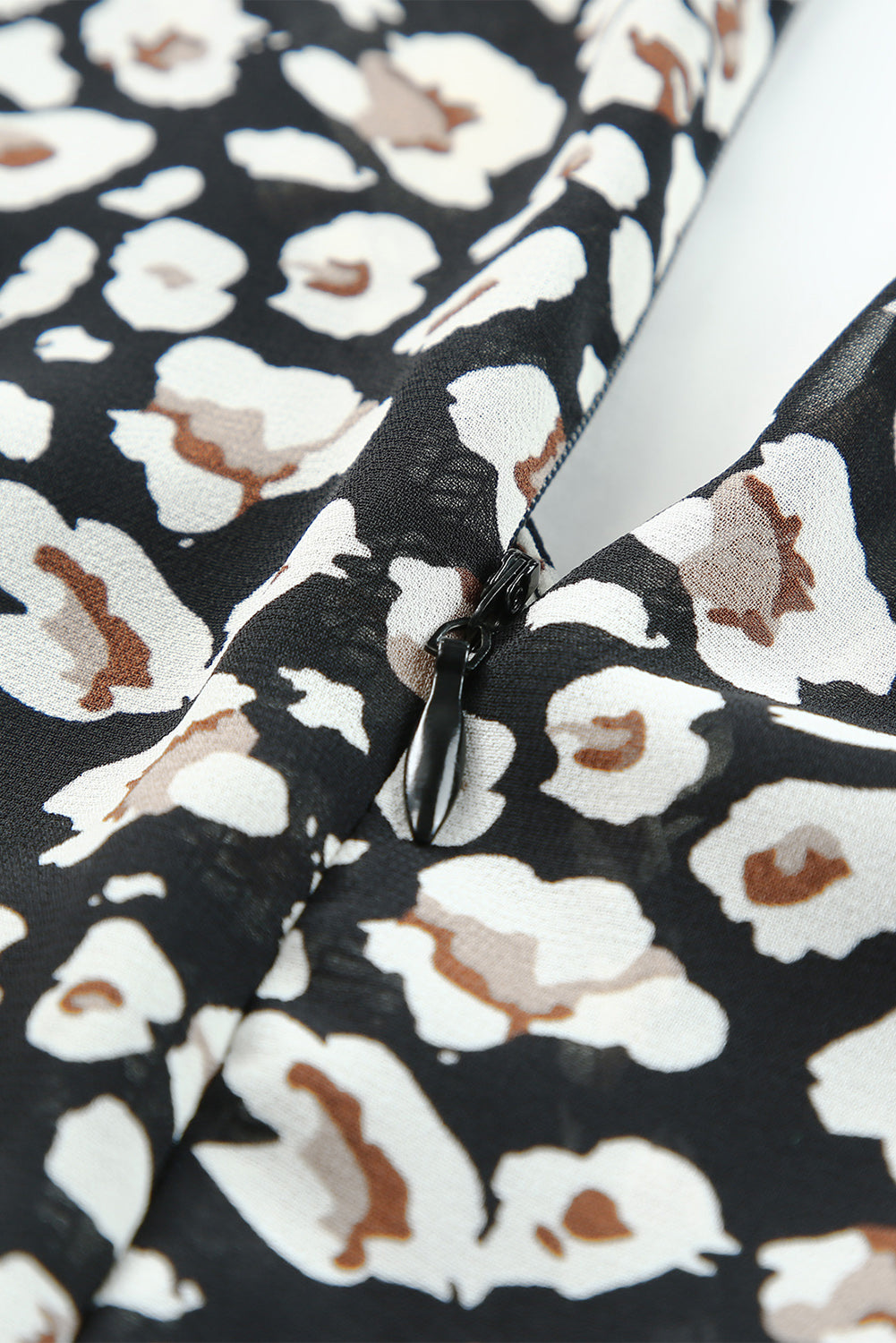 Zwarte jurk met wijde mouwen, tailleband, dubbele laag en ruches met luipaardprint met V-hals