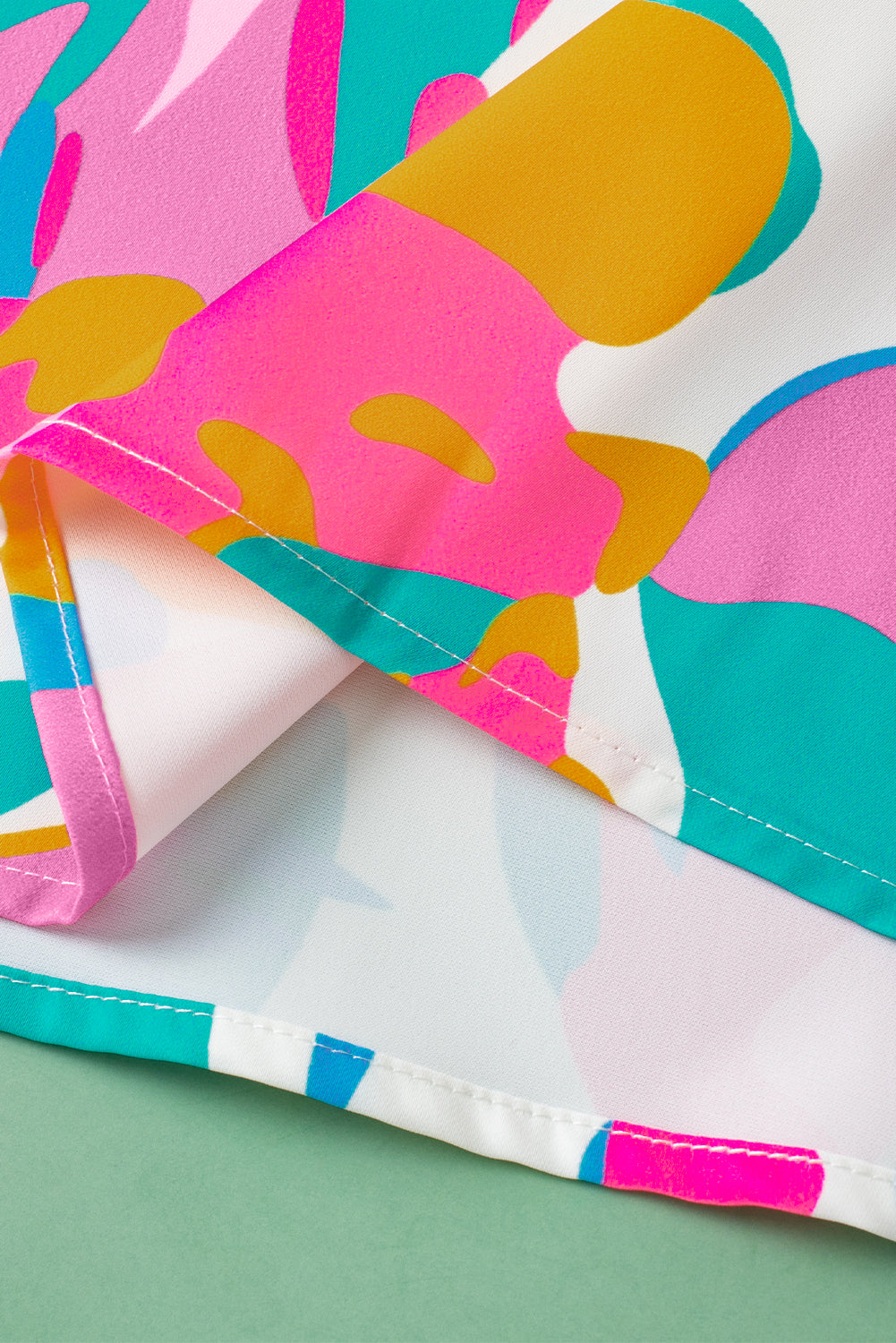 Veelkleurige blouse met abstracte print en gekerfde hals en fladdermouwen