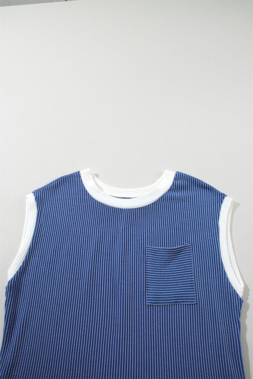 Zeilblauwe, geribde T-shirtjurk met getextureerde kapmouwen